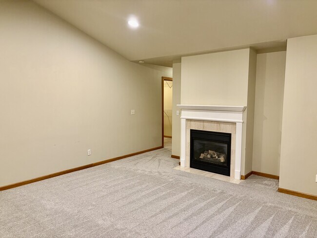 Building Photo - 2285 James Cir