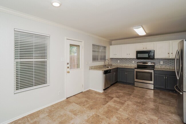 Building Photo - Large 5 Bedroom! Move in Ready!