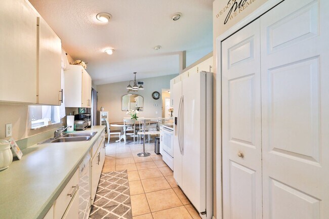 Building Photo - Furnished, Beautifully decorated 3 bedroom...