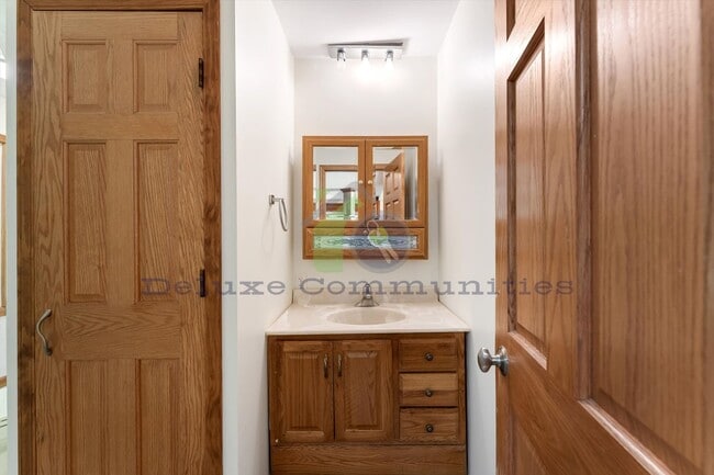 Building Photo - 4 bedroom 3.5 bath
