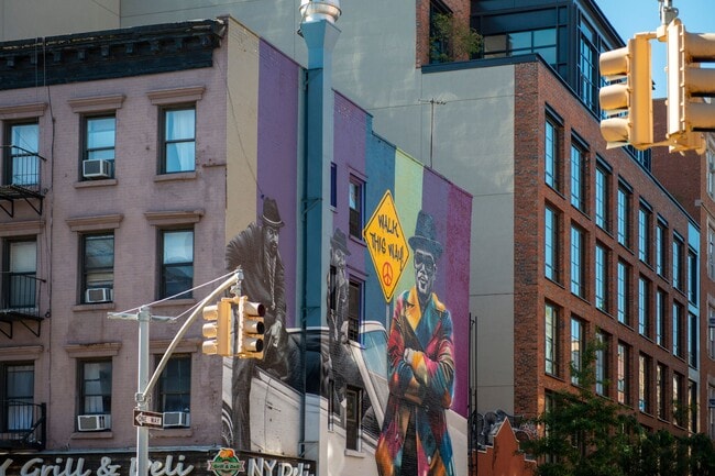 Building Photo - 425 E 13th St