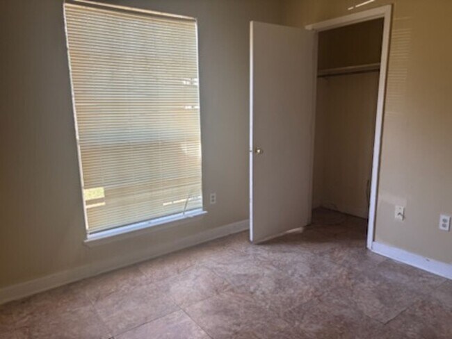 Building Photo - 1520 Cedar Pine Dr