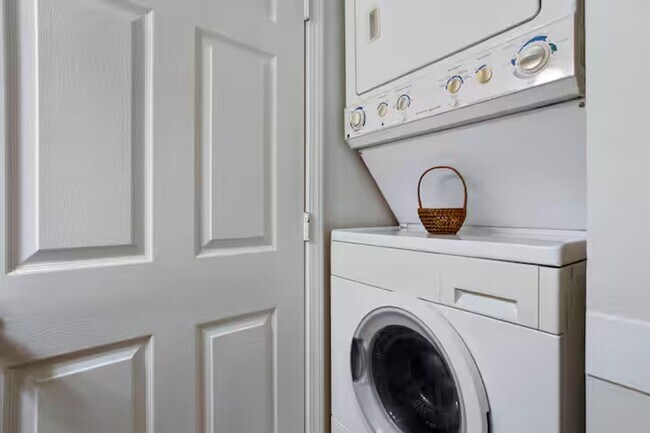 Building Photo - Furnished Duplex