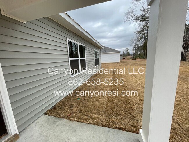 Building Photo - Great Location near everything, beautirul 4 Br 2 Bath