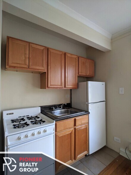 Building Photo - 4542 N Damen Ave