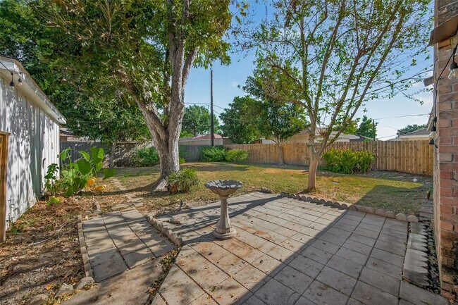 Building Photo - 9218 Rowan Ln