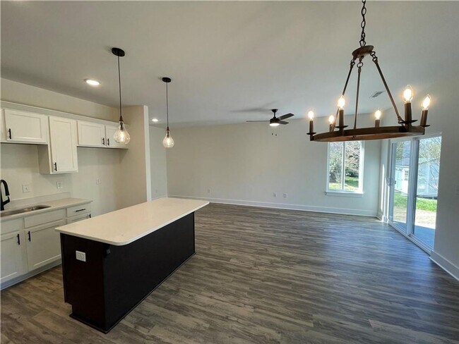 Building Photo - Single Family Home in Seneca!