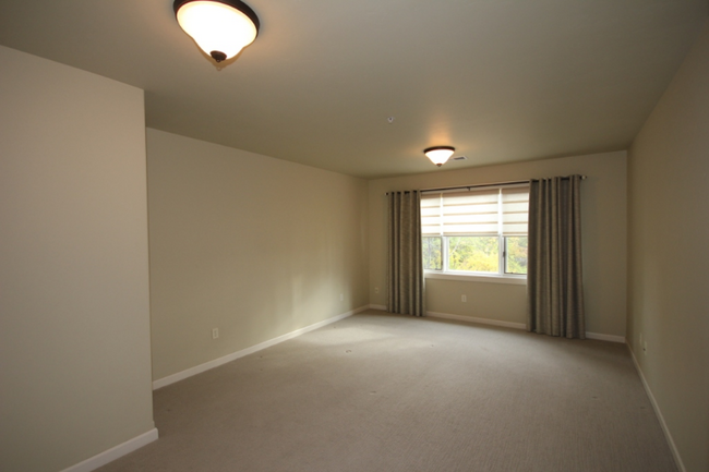 Building Photo - 645 Woodland Pl