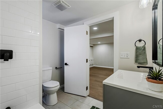 Building Photo - 63 Higby Rd