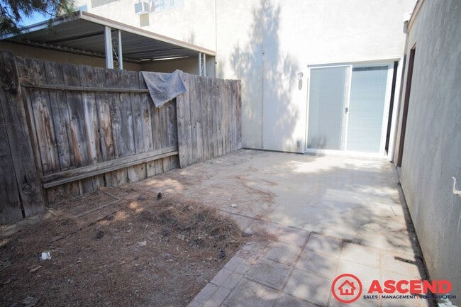 Building Photo - Central Bakersfield Condo!