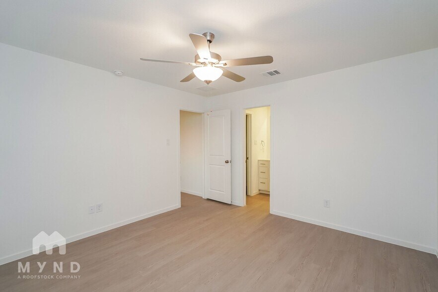 Building Photo - 2729 Ctr Crk Ln