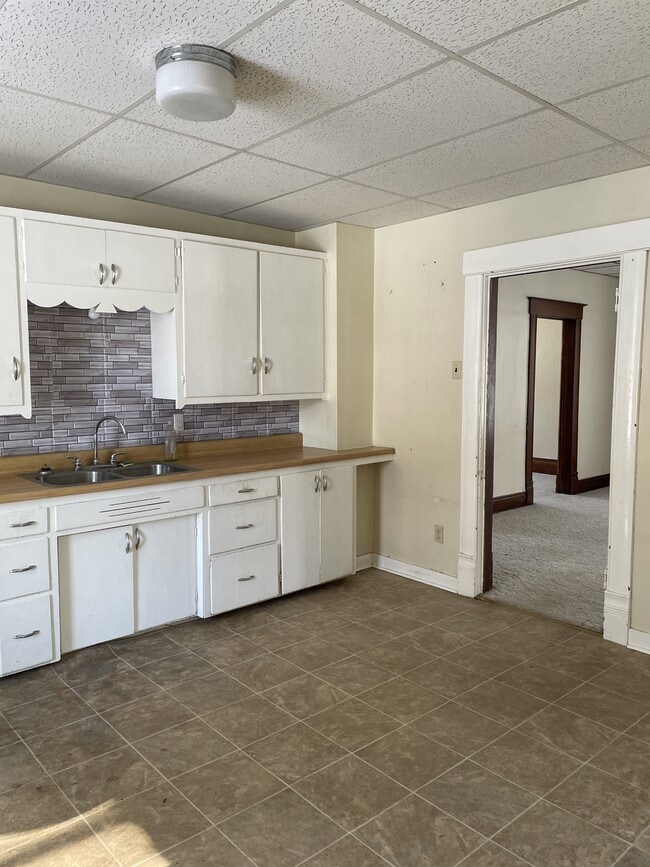 Building Photo - 569 W Broadway Ave