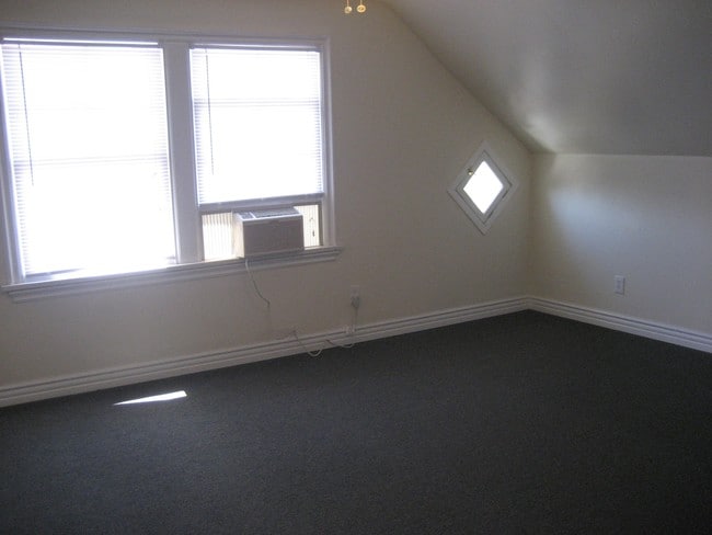 Building Photo - 1321 W 29th St