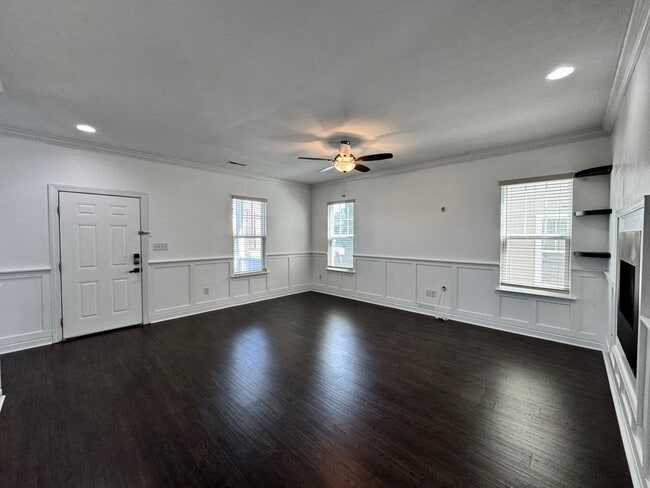 Building Photo - A Block From The Beaches! Ready 09-21-26! Oversized Parking Pad, Pet Friendly!