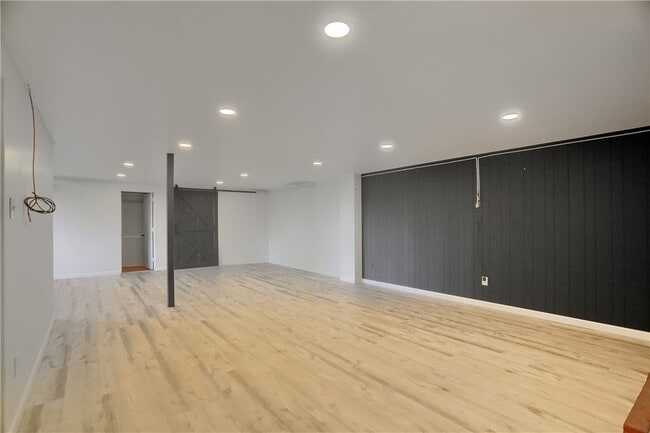 Building Photo - 2 Davidson Dr