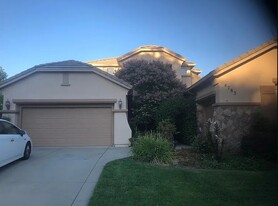 Building Photo - 4783 Village Green Dr