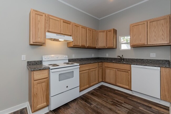 Building Photo - Amazing Three Bedroom Home!