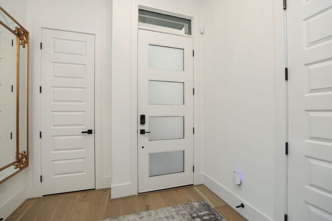 Building Photo - For Lease | 3 Bed, 3.5 Bath | 2,610 Sq Ft | Westheimer Estates |