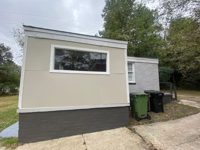 Building Photo - **ON HOLD**Total Electric 2 Bedroom / 1 Ba...