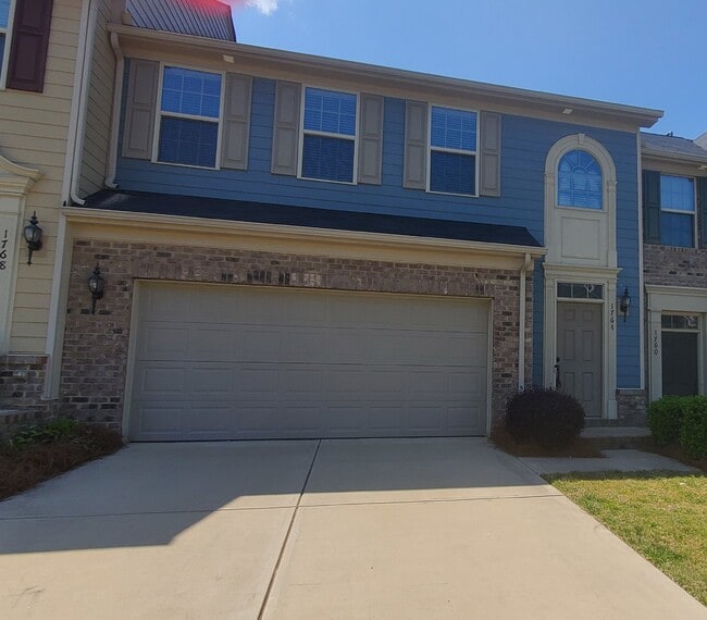 Building Photo - "Charming 3-Bedroom Retreat with 2.5 Baths in Charlotte's Heart – Spacious 1880 Sq Ft Gem!"