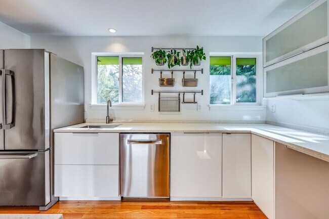 Building Photo - Downtown Bainrbidge Rental -  1/2 Off June...