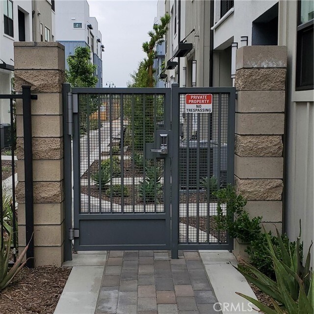 Building Photo - 944 N Divino Privado