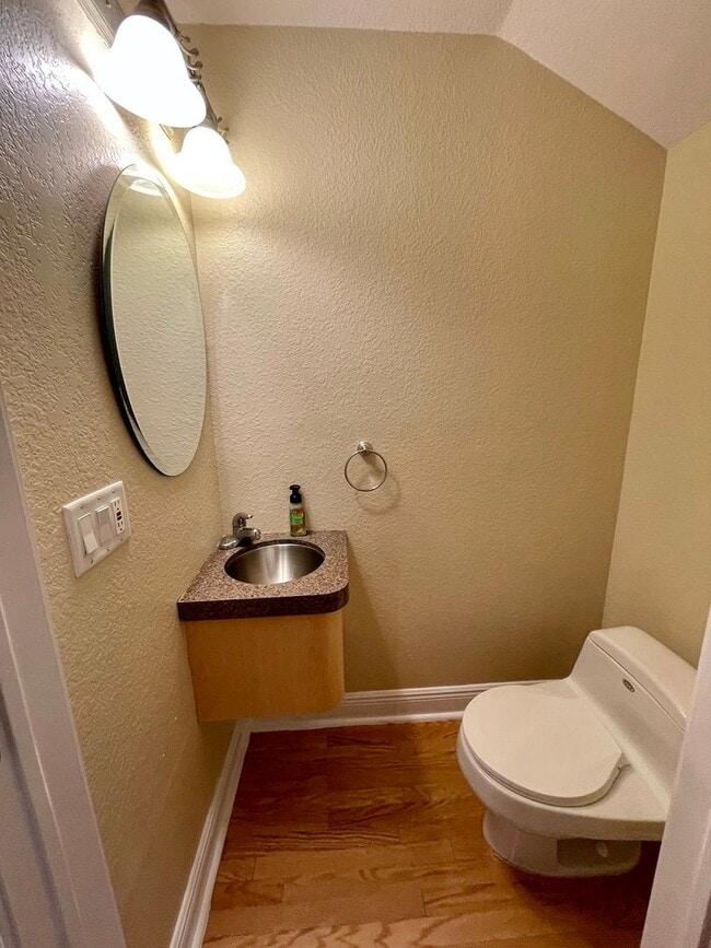 Building Photo - 3 Bed 2.5 Bath Townhouse in A+ location!