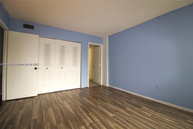 Building Photo - 4168 Inverrary Dr