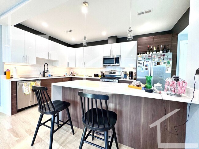 Building Photo - 9/1 Newly renovated 3BR/2BA in the heart of Washington Sq!