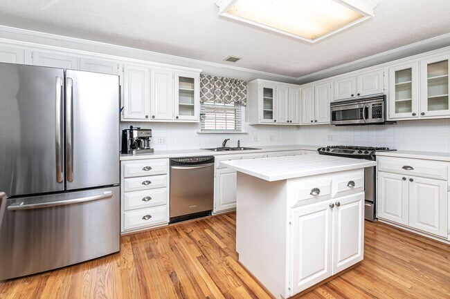 Building Photo - Beautiful rental full of character and charm located in The Avenues of Cayce! Close to USC!