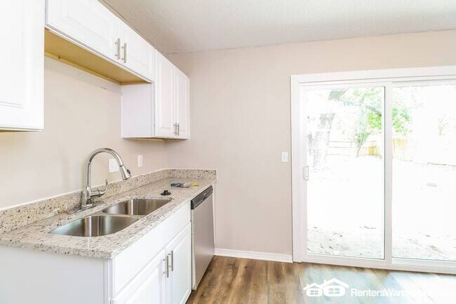 Building Photo - Newly renovated spacious 4 bed/2 bath, wit...
