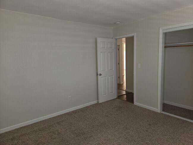 Building Photo - Unfurnished three bedroom house in Al Tahoe