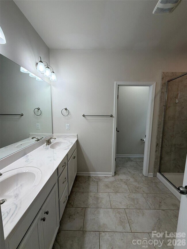 Building Photo - 1008 Fairbrae Ln