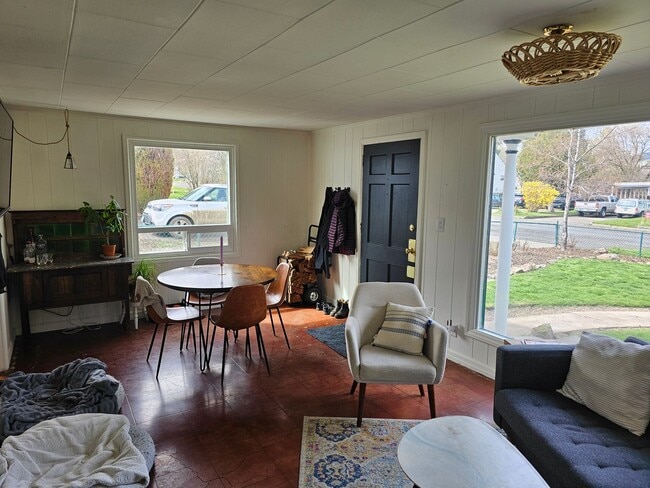 Building Photo - 906 G Ave