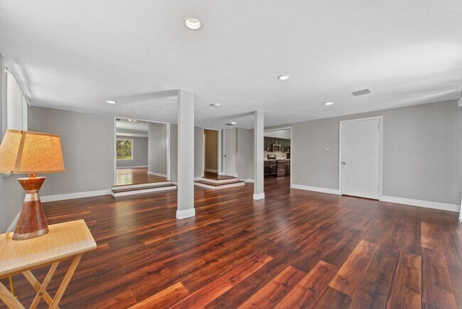 Building Photo - Updated 3/2 House with Bonus Room in Lake ...