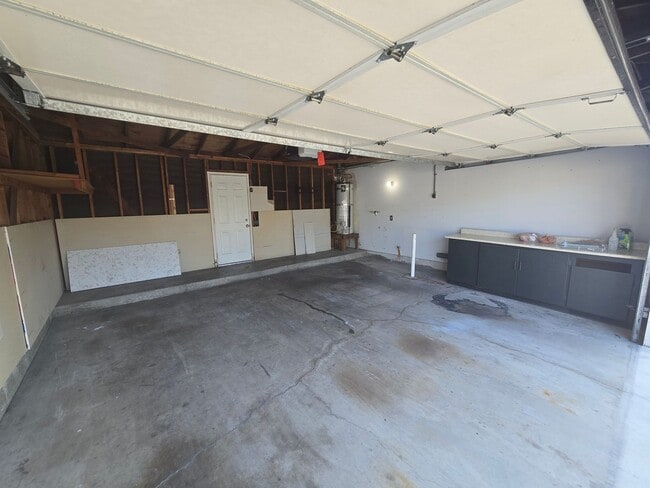Building Photo - Beautifully renovated 3 Bed, 2 Bath condo!