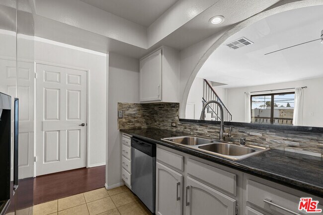 Building Photo - 2480 Penmar Ave