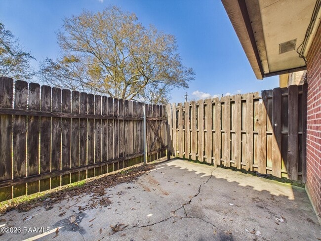 Building Photo - 104 Country Ln