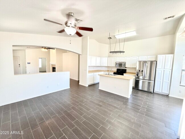 Building Photo - 13740 W Keim Dr