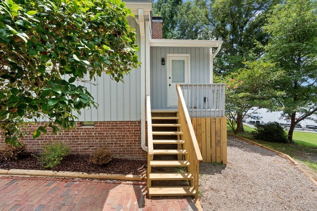 Building Photo - 3 Bedroom Contemporary Carolina Trace Home...