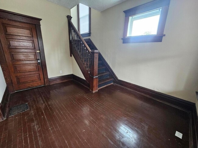 Building Photo - 831 Linwood Ave