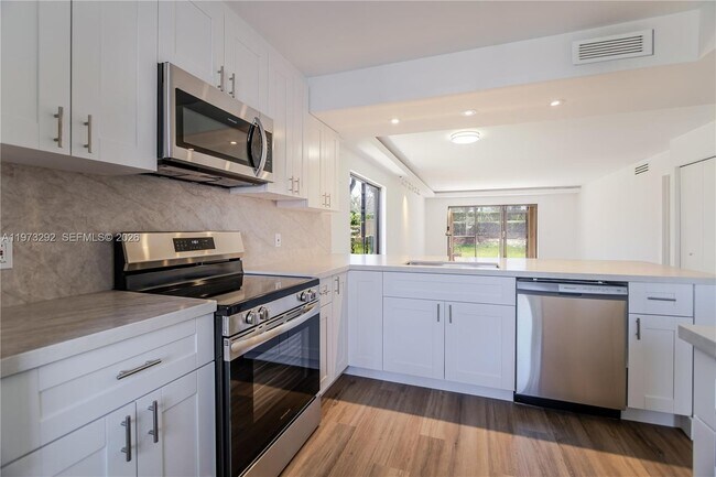 Building Photo - 370 Racquet Club Rd