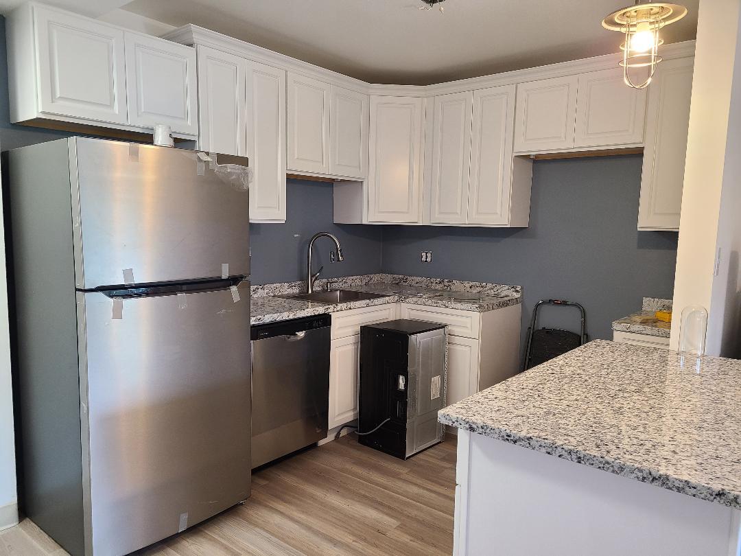 Building Photo - 1800 Roundhill Rd