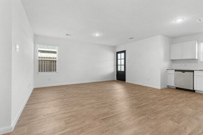 Building Photo - 16759 N Marie Vlg Dr