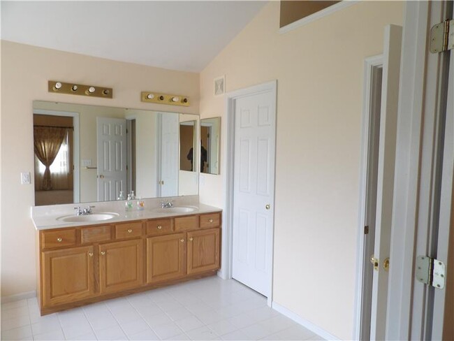 Building Photo - 10201 Hartwood Ct