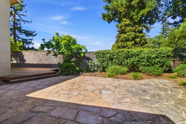 Building Photo - Remodeled 3-Bedroom 2.5-Bathroom Barron Park Home