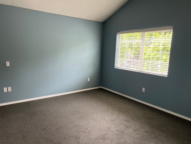 Building Photo - 2 Bed, 2 1/2 Bath townhome close to the Ri...