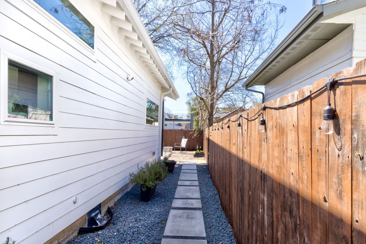 Building Photo - 2715 Zaragosa St