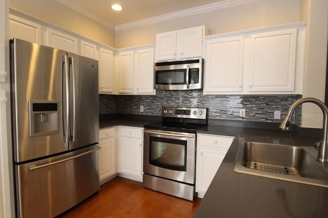 Building Photo - Long Realty & Property Management - 3 Bedroom Condo in Gated Community with Amenities