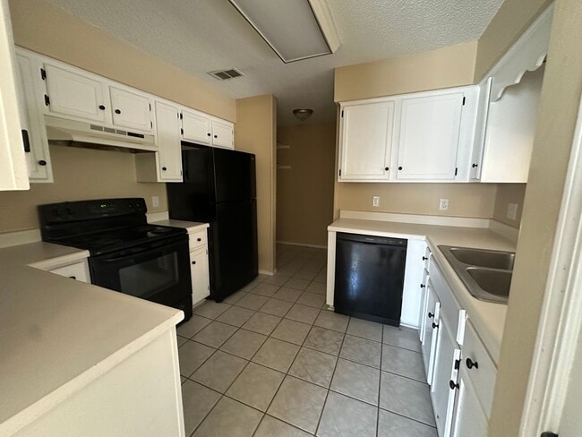Building Photo - **24 hour notice to show** Welcome to this charming 3-bedroom, 2-bathroom home located in the hea...